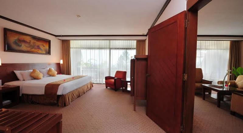 Patra Semarang Hotel & Convention מראה חיצוני תמונה